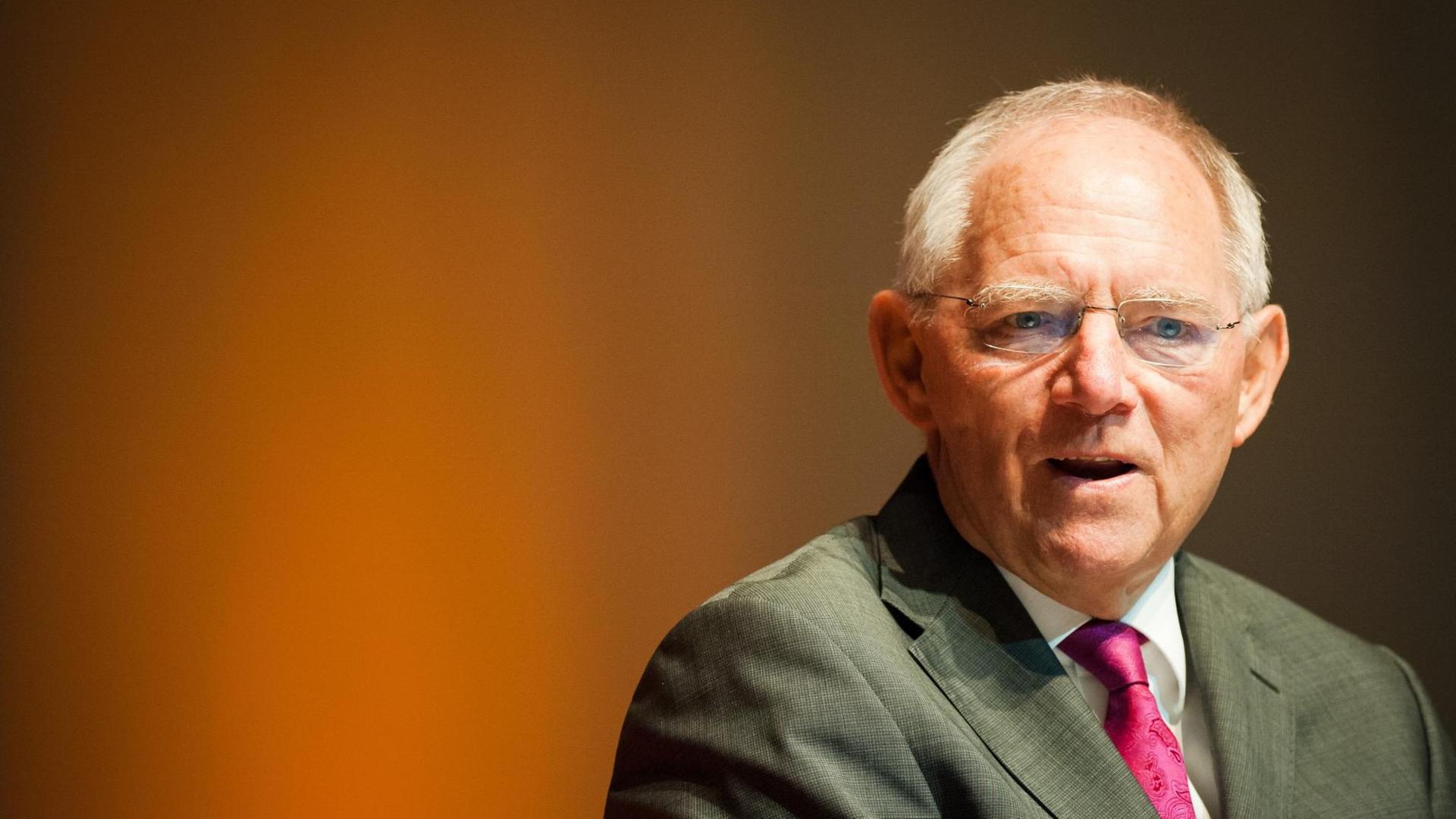 Bundesfinanzminister Wolfgang Schäuble (CDU) spricht am 25.03.2017 bei der Landesvertreterversammlung der CDU Baden-Württemberg in der Stadthalle in Sindelfingen (Baden-Württemberg) zu Parteimitgliedern.