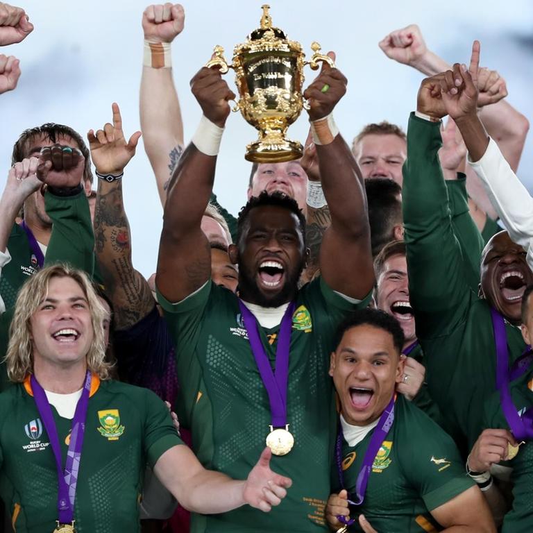 Die südafrikanische Mannschaft feiert mit dem Pokal, nachdem sie Rugby-Weltmeister geworden sind.