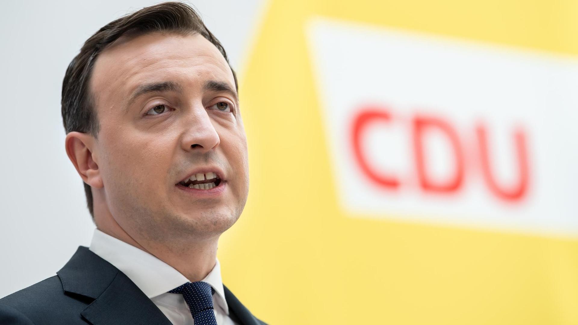 Paul Ziemiak, CDU-Generalsekretär, äußert sich bei einer Pressekonferenz nach den Sitzungen von Vorstand und Präsidium der CDU im Konrad-Adenauer-Haus. Paul Ziemiak, CDU-Generalsekretär, äußert sich bei einer Pressekonferenz nach den Sitzungen von Vorstand und Präsidium der CDU im Konrad-Adenauer-Haus.