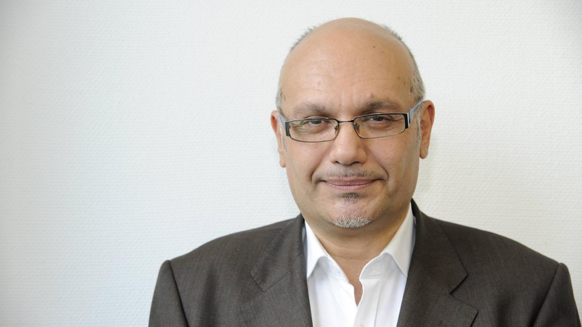 Zafer Senocak lächelt für ein Foto.