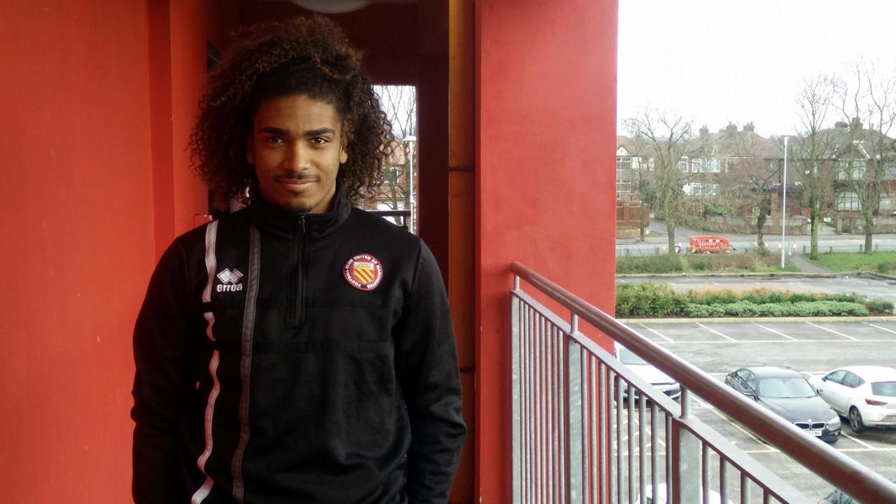 Porträt von Kelvin Amado: Ein Junge mit lockigen Haaren, bekleidet mit einer Trainingsjacke schaut in die Kamera. Porträt von Kelvin Amado: Ein Junge mit lockigen Haaren, bekleidet mit einer Trainingsjacke schaut in die Kamera.