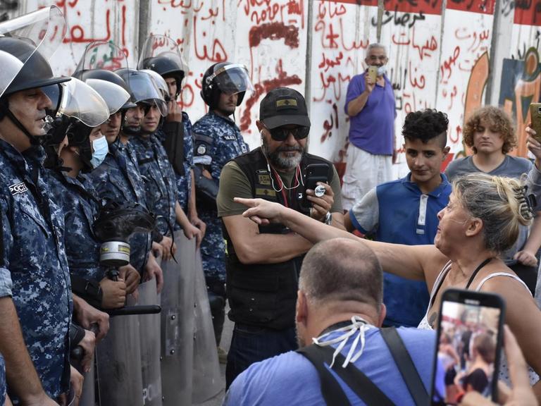 Libanesische Sicherheitskräfte und protestierende Bürgerinnen und Bürger stehen sich Anfang Juli 2020 in Beirut gegenüber.