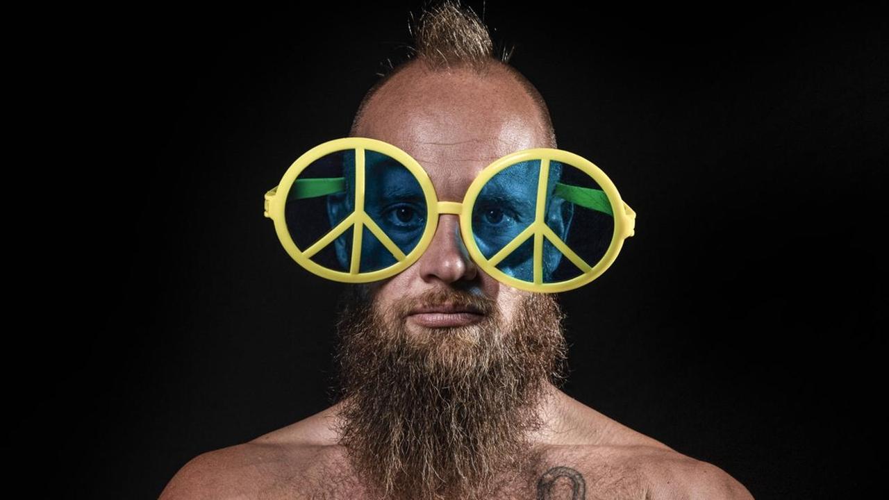 Ein Hipster mit mit Peace-Brille Ein Hipster mit mit Peace-Brille