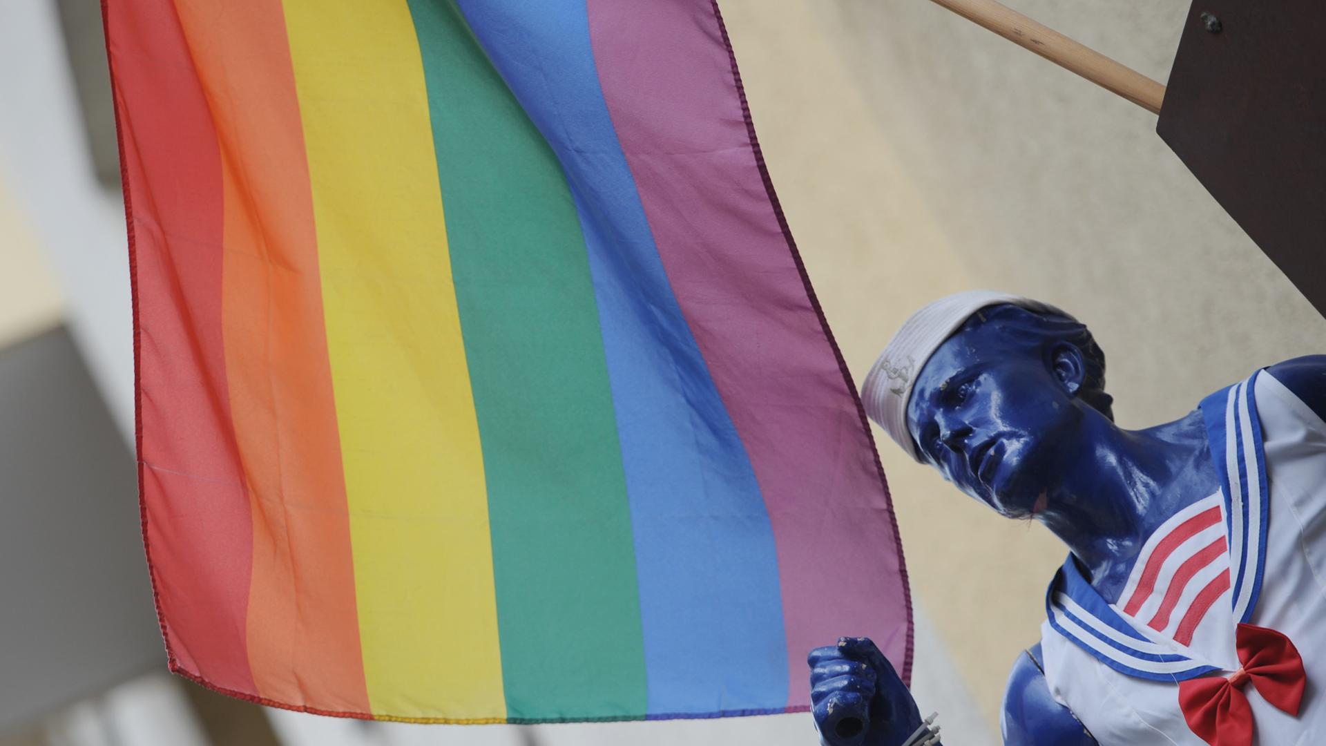 Eine Regenbogenfahne, Symbol der Lesben und Schwulen, hängt in der Innenstadt von Frankfurt am Main. Eine Regenbogenfahne, Symbol der Lesben und Schwulen, hängt in der Innenstadt von Frankfurt am Main.