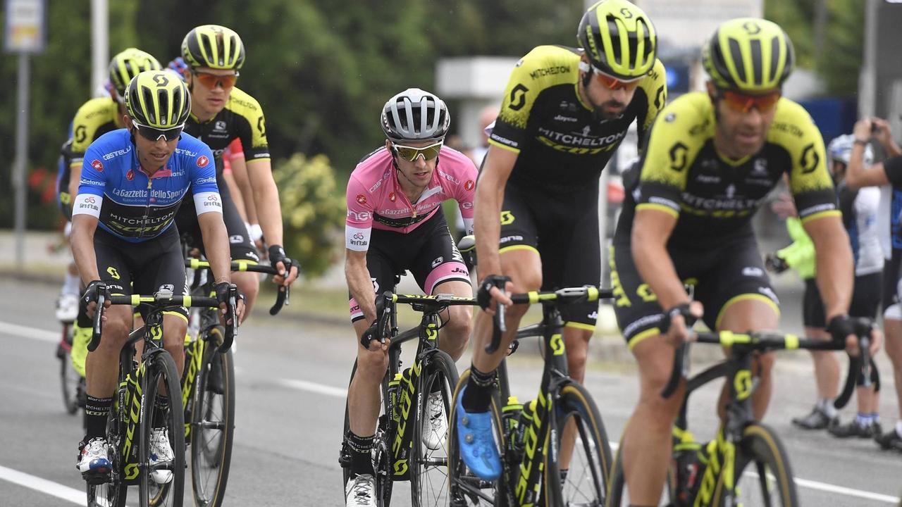 Simopn Yates mit seinem Team während des Giro d'Italia. Simopn Yates mit seinem Team während des Giro d'Italia.