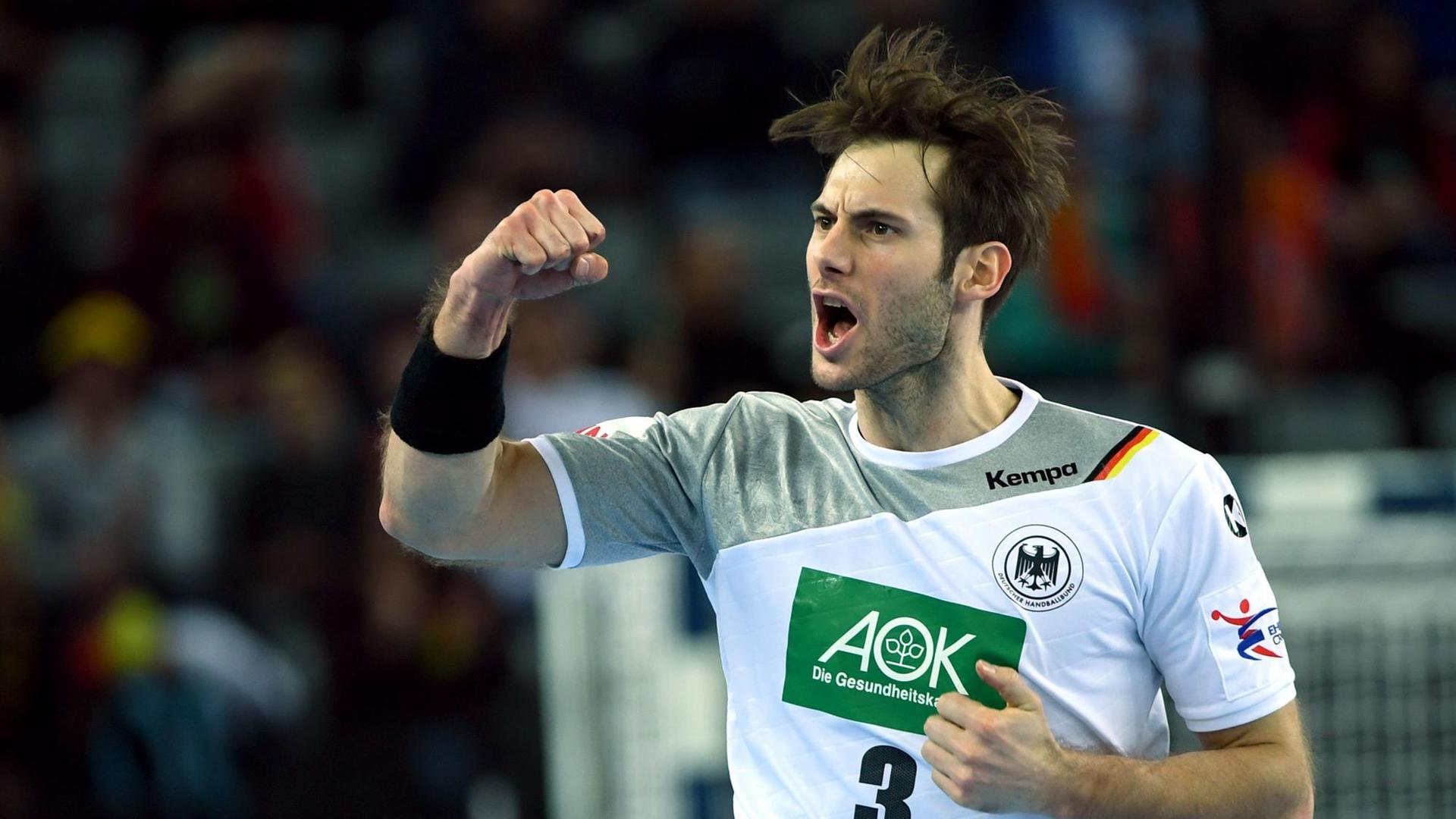 Der deutsche Linksaußen Uwe Gensheimer jubelt nach einem Tor im ersten Spiel der Handball-EM gegen Montenegro. Der deutsche Linksaußen Uwe Gensheimer jubelt nach einem Tor im ersten Spiel der Handball-EM gegen Montenegro.