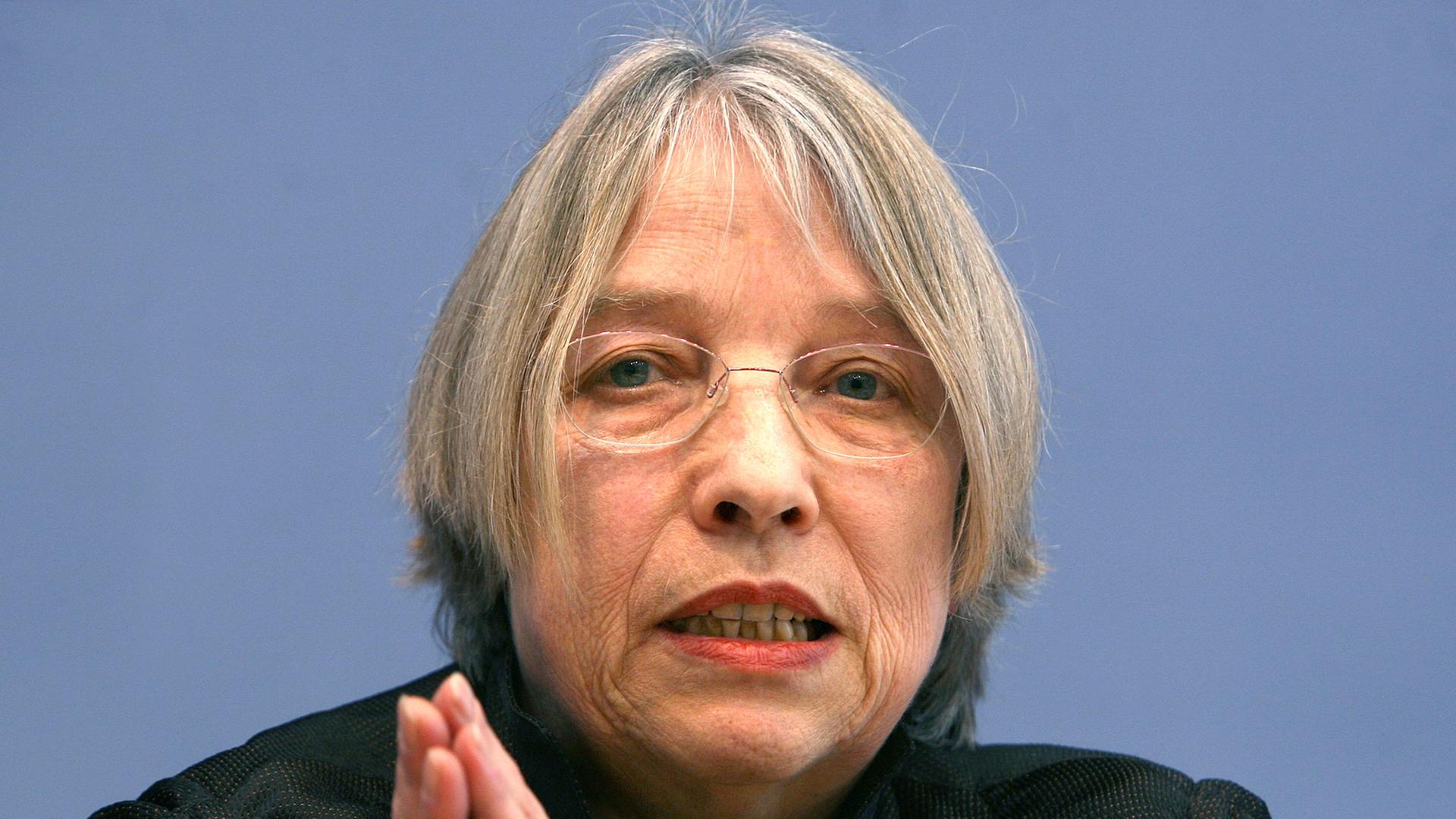 Antje Vollmer (Grüne), die Vorsitzende des Runden Tisches zur Heimerziehung in den 50er und 60er Jahren, spricht am Montag (13.12.2010) im Haus der Bundespressekonferenz in Berlin. Vollmer stellte die Ergebnisse und den Abschlussbericht des Runden Tisches vor. Antje Vollmer (Grüne), die Vorsitzende des Runden Tisches zur Heimerziehung in den 50er und 60er Jahren, spricht am Montag (13.12.2010) im Haus der Bundespressekonferenz in Berlin. Vollmer stellte die Ergebnisse und den Abschlussbericht des Runden Tisches vor.