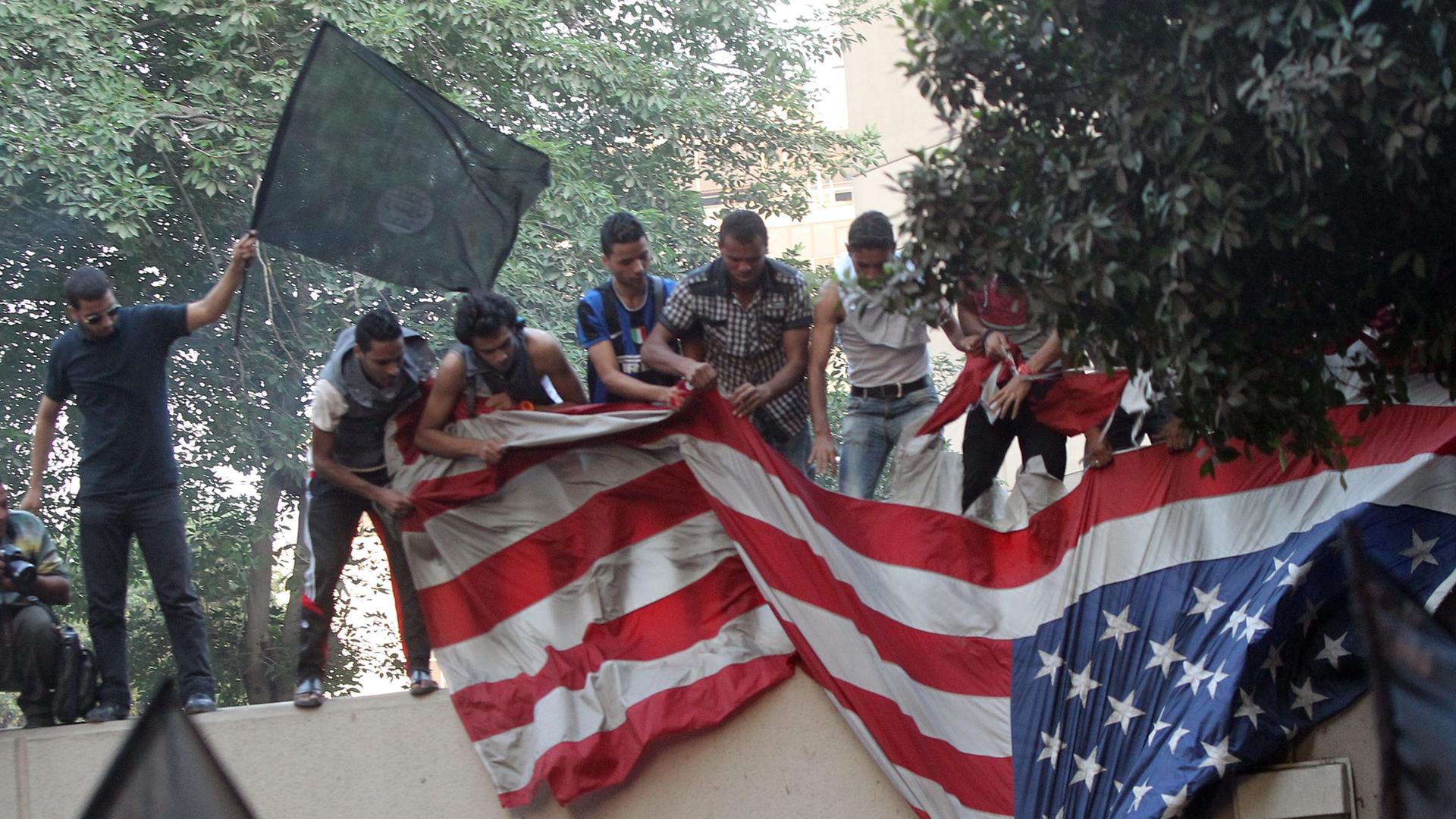 Demonstranten stürmten US-Botschaft in Kairo Demonstranten stürmten US-Botschaft in Kairo