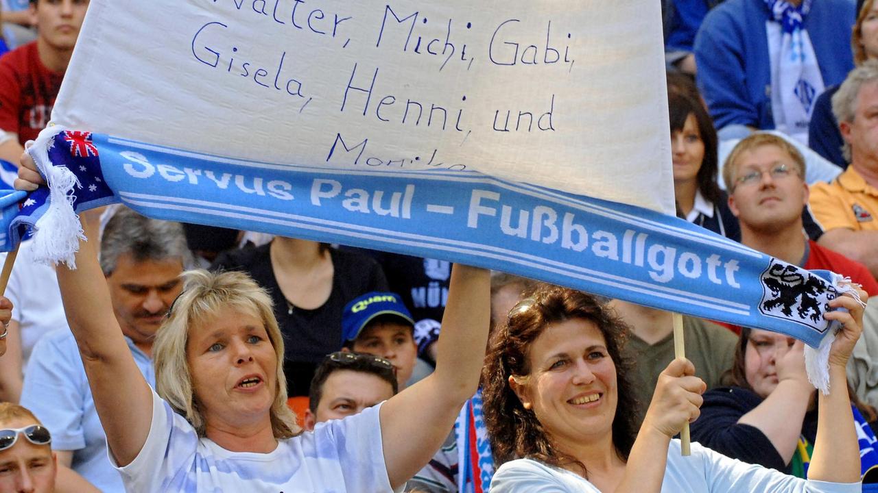 Zwei Frauen sind Fans von 1860 München. 