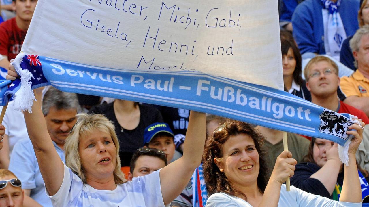 Zwei Frauen sind Fans von 1860 München. Zwei Frauen sind Fans von 1860 München.