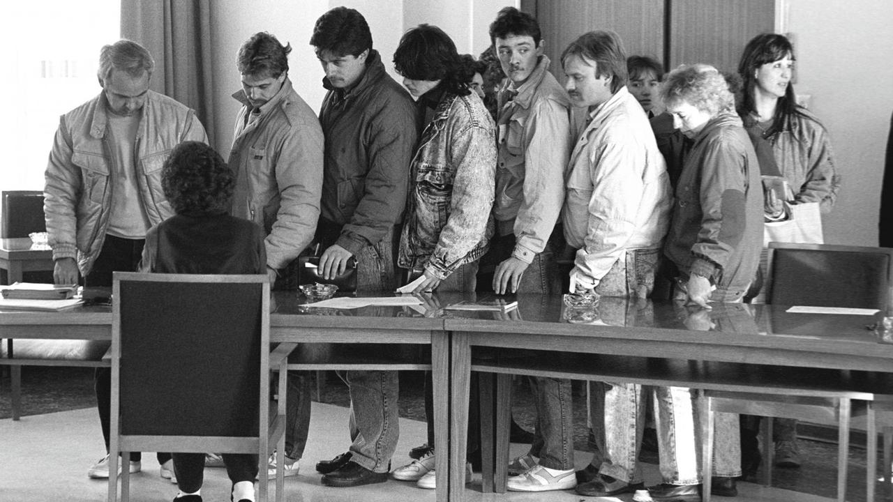 DDR-Bürger reisen aus und lassen sich das Begrüßungsgeld auszahlen. DDR-Bürger reisen aus und lassen sich das Begrüßungsgeld auszahlen.