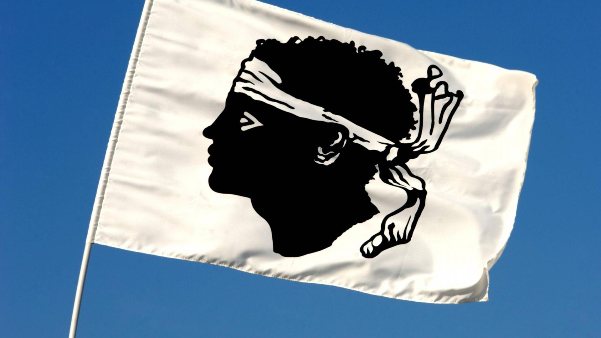 Eine korsische Flagge: Der schwarze Kopf mit weißer Stirnbinde gilt als Symbol korsischer Freiheit. Eine korsische Flagge: Der schwarze Kopf mit weißer Stirnbinde gilt als Symbol korsischer Freiheit.