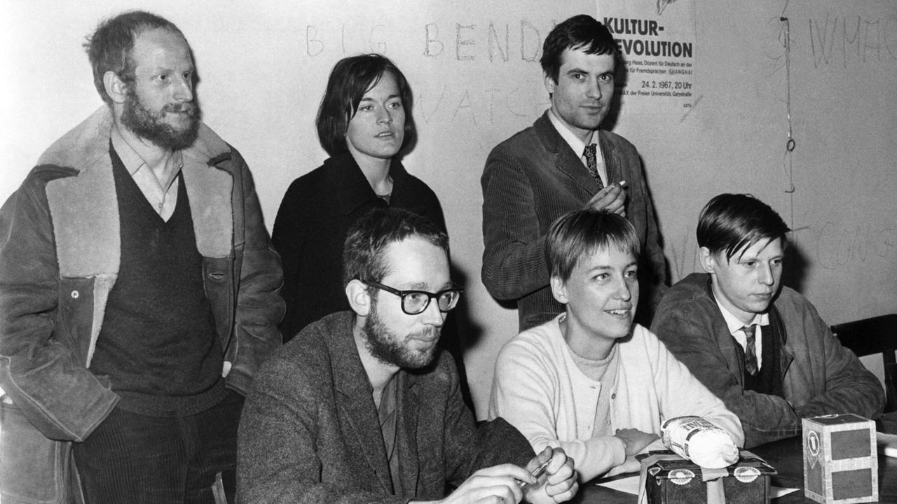 Sitzend (l-r): Fritz Teufel, Dagmar Seehuber, Ulrich Enzensberger und dahinter (l-r) Dieter Kunzelmann, Dorothea Ridder und Hans-Joachim Hameister. Während einer Pressekonferenz am 07.04.1967 in Berlin.
