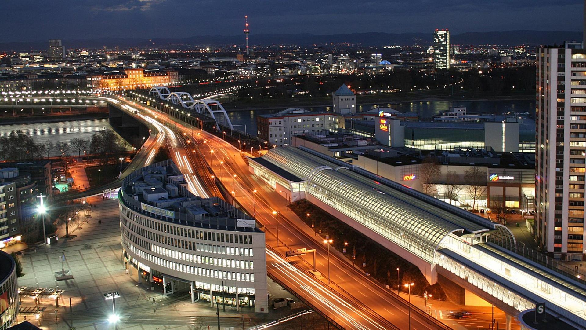 Blick auf die Stadt Ludwigshafen bei Nacht Blick auf die Stadt Ludwigshafen bei Nacht