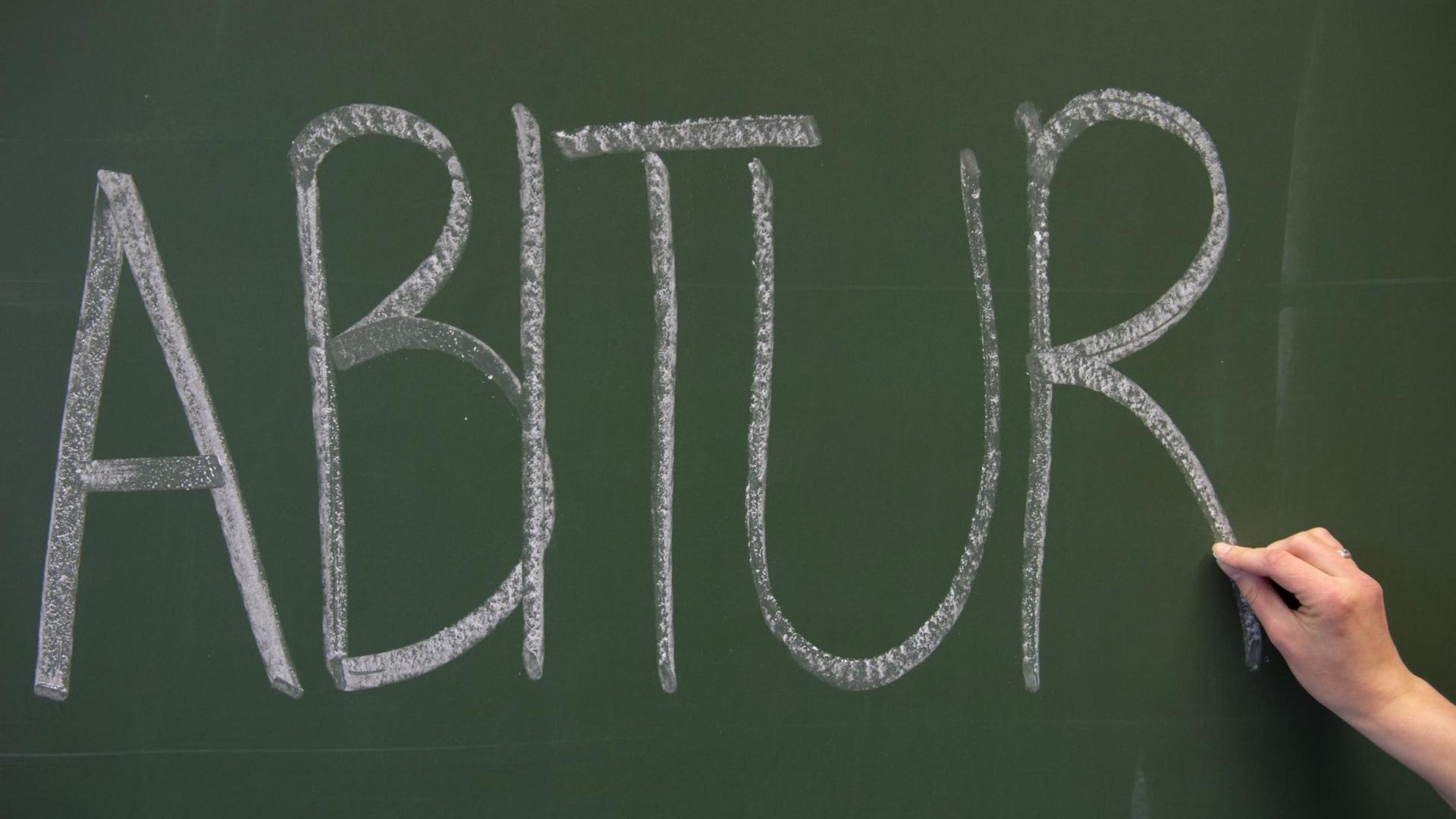 Das Wort "Abitur" mit Kreide an die Tafel geschrieben Das Wort "Abitur" mit Kreide an die Tafel geschrieben