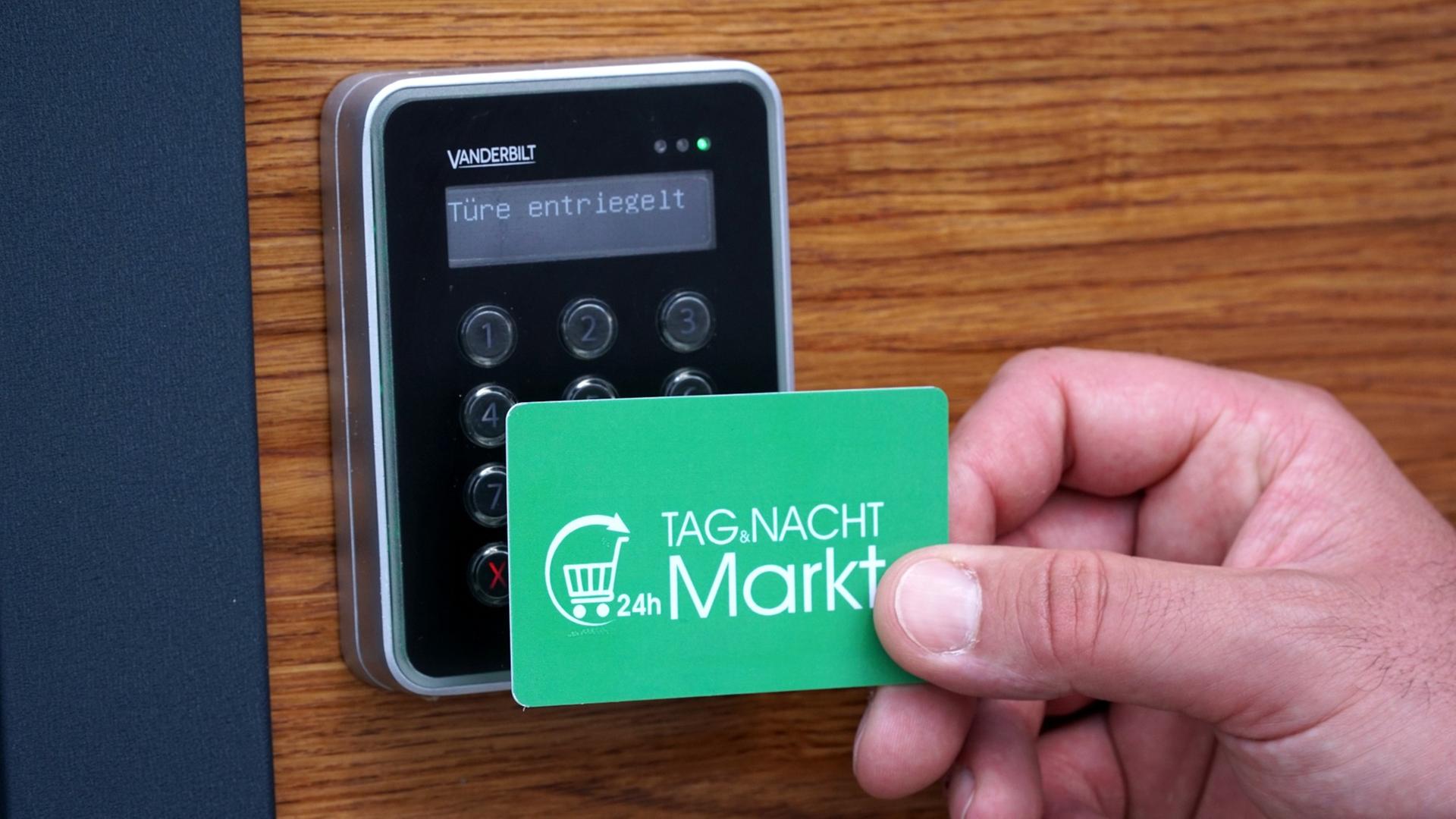 Eine Kundenkarte vom Dorfladen wird an ein Lesegerät gehalten. Eine Kundenkarte vom Dorfladen wird an ein Lesegerät gehalten.