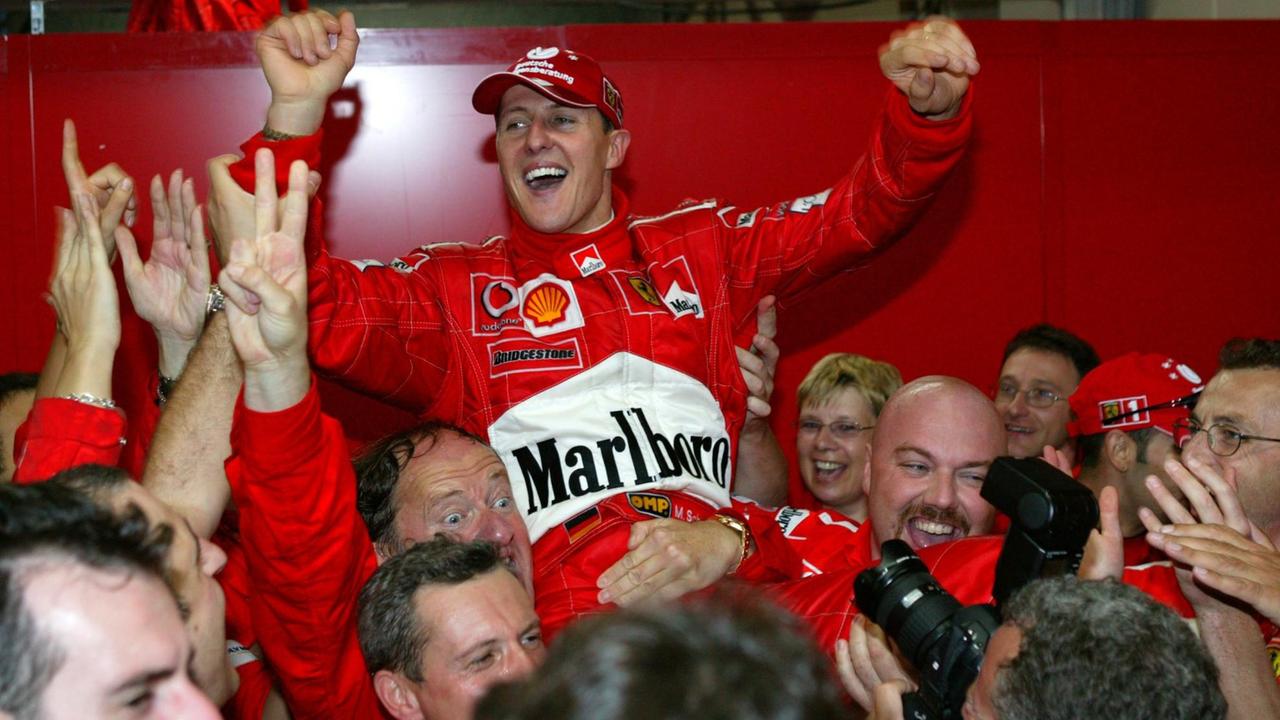 Michael Schumacher wird 2003 in Japan mit Ferrari Weltmeister und jubelnd auf Händen getragen