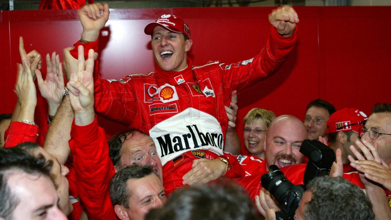 Michael Schumacher wird 2003 in Japan mit Ferrari Weltmeister und jubelnd auf Händen getragen Michael Schumacher wird 2003 in Japan mit Ferrari Weltmeister und jubelnd auf Händen getragen