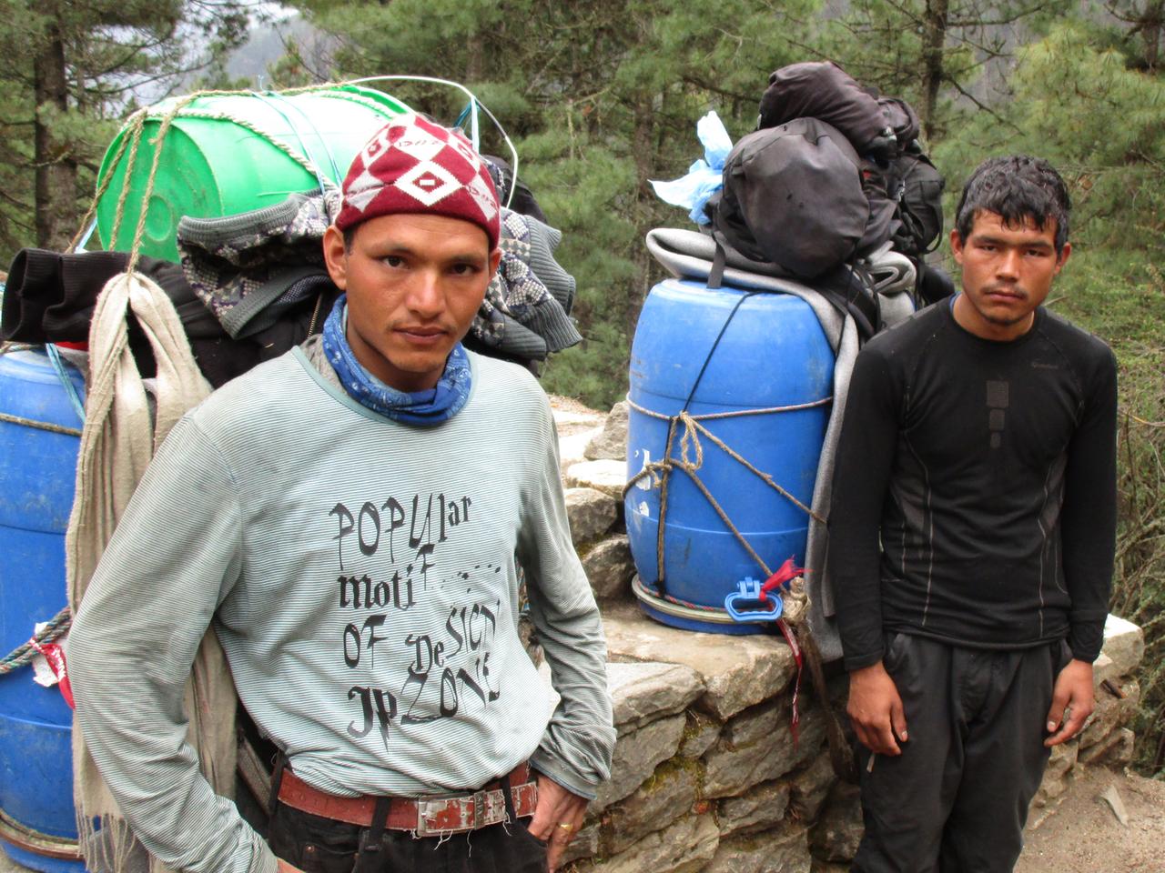 Surit (li.) und Tikaram - Juras' Brüder sind auch einfache Träger, die gerade aus dem Basislager am Everest kommen Surit (li.) und Tikaram - Juras' Brüder sind auch einfache Träger, die gerade aus dem Basislager am Everest kommen