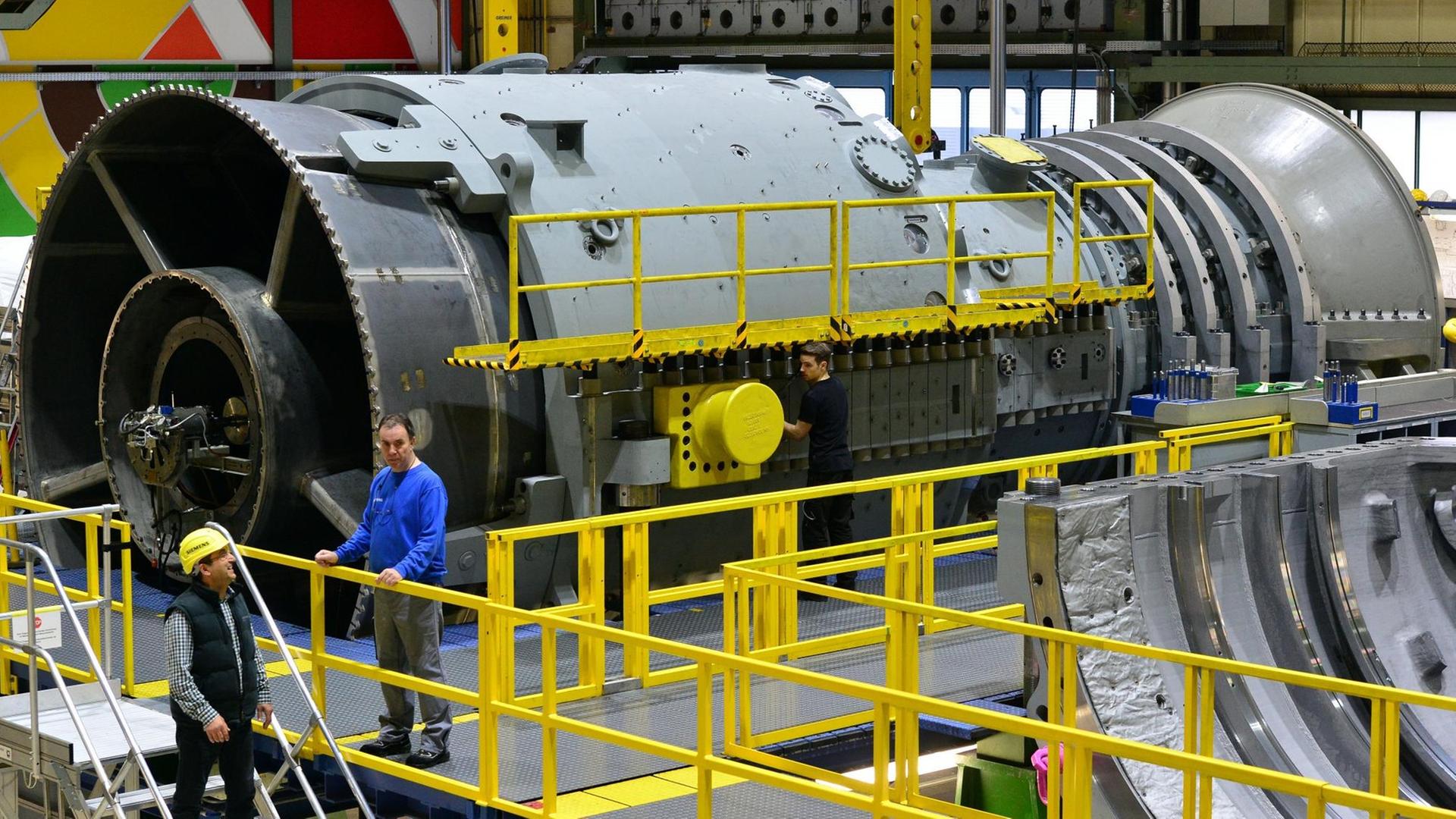 Siemens-Mitarbeiter arbeiten am 02.03.2017 in Berlin im Siemens-Gasturbinenwerk an einer Gasturbine. Siemens-Mitarbeiter arbeiten am 02.03.2017 in Berlin im Siemens-Gasturbinenwerk an einer Gasturbine.