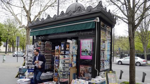 Ein typischer Pariser Kiosk mit Kuppel: Erfunden wurde er Mitte des 19. Jahrhunderts, als der Stadtplaner Georges-Eugène Baron Haussmann die französische Hauptstadt umgestaltete. Heute sind die Pariser Kioske oft aus Plastik.