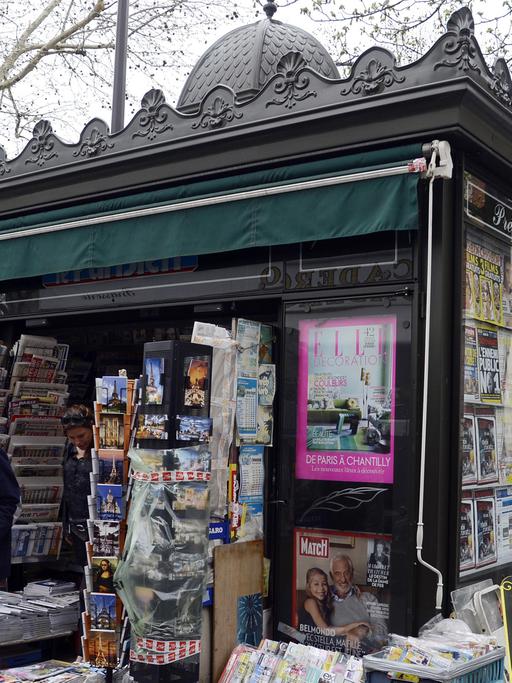 Ein typischer Pariser Kiosk mit Kuppel: Erfunden wurde er Mitte des 19. Jahrhunderts, als der Stadtplaner Georges-Eugène Baron Haussmann die französische Hauptstadt umgestaltete. Heute sind die Pariser Kioske oft aus Plastik.