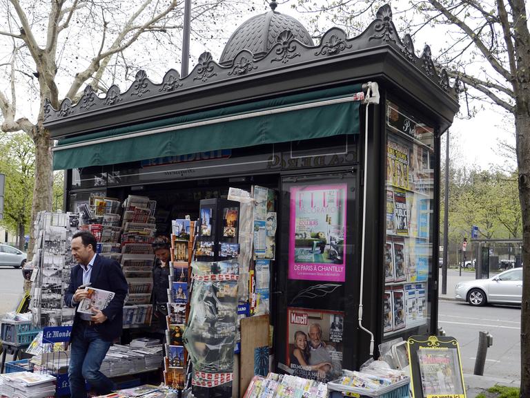 Ein typischer Pariser Kiosk mit Kuppel: Erfunden wurde er Mitte des 19. Jahrhunderts, als der Stadtplaner Georges-Eugène Baron Haussmann die französische Hauptstadt umgestaltete. Heute sind die Pariser Kioske oft aus Plastik.