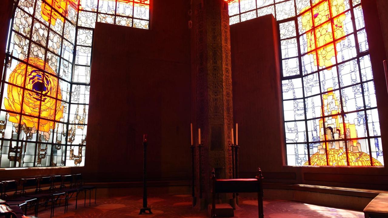 Der Gebetsraum des kristallin geformten Nevigeser Wallfahrtsdom ist in rotes Licht getaucht.