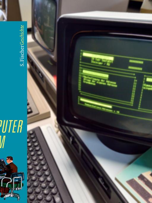 Cover von David Gugerlis "Wie die Welt in den Computer kam", im Hintergrund ist ein Bürocomputer von Robotron aus dem Büromschinenwerk Sömmerda im Computer- und Technikmuseum in Halle/Saale zu sehen