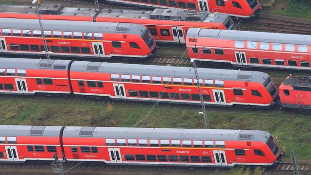Luftaufnahme mehrerer roter Regionalzüge der Deutschen Bahn.