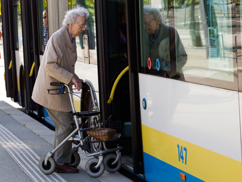 Die Busse sind so ausgelegt, dass man auch mit Rollstuhl und Rollator bequem einsteigen kann. Die Busse sind so ausgelegt, dass man auch mit Rollstuhl und Rollator bequem einsteigen kann.