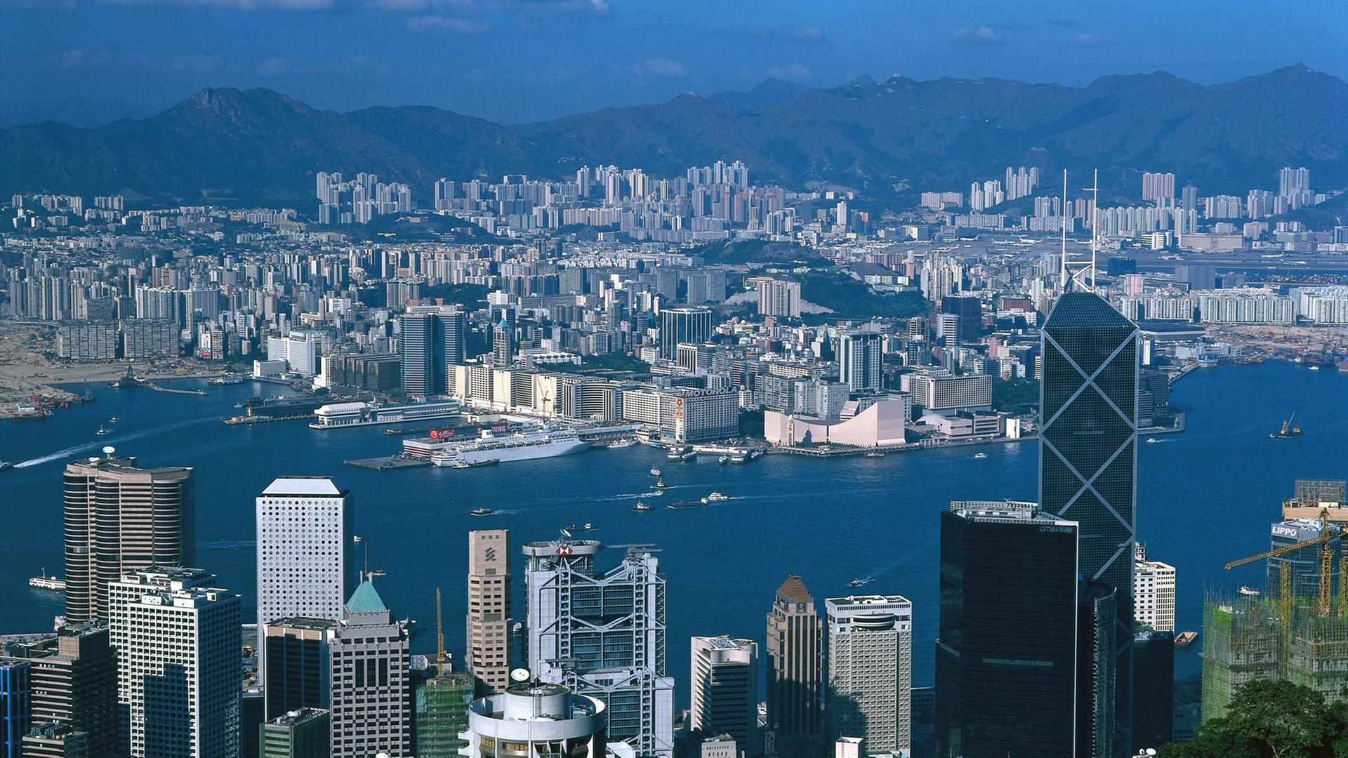 Die Skyline von Hongkong. Blick über den Hafen auf den Stadtteil Kowloon. Die Skyline von Hongkong. Blick über den Hafen auf den Stadtteil Kowloon.