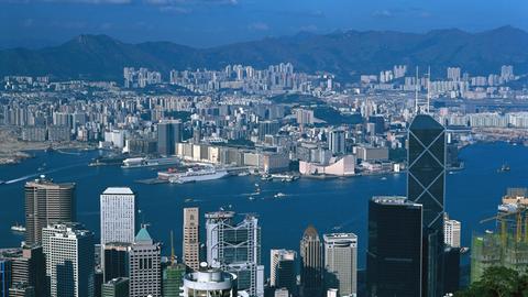 Die Skyline von Hongkong. Blick über den Hafen auf den Stadtteil Kowloon.