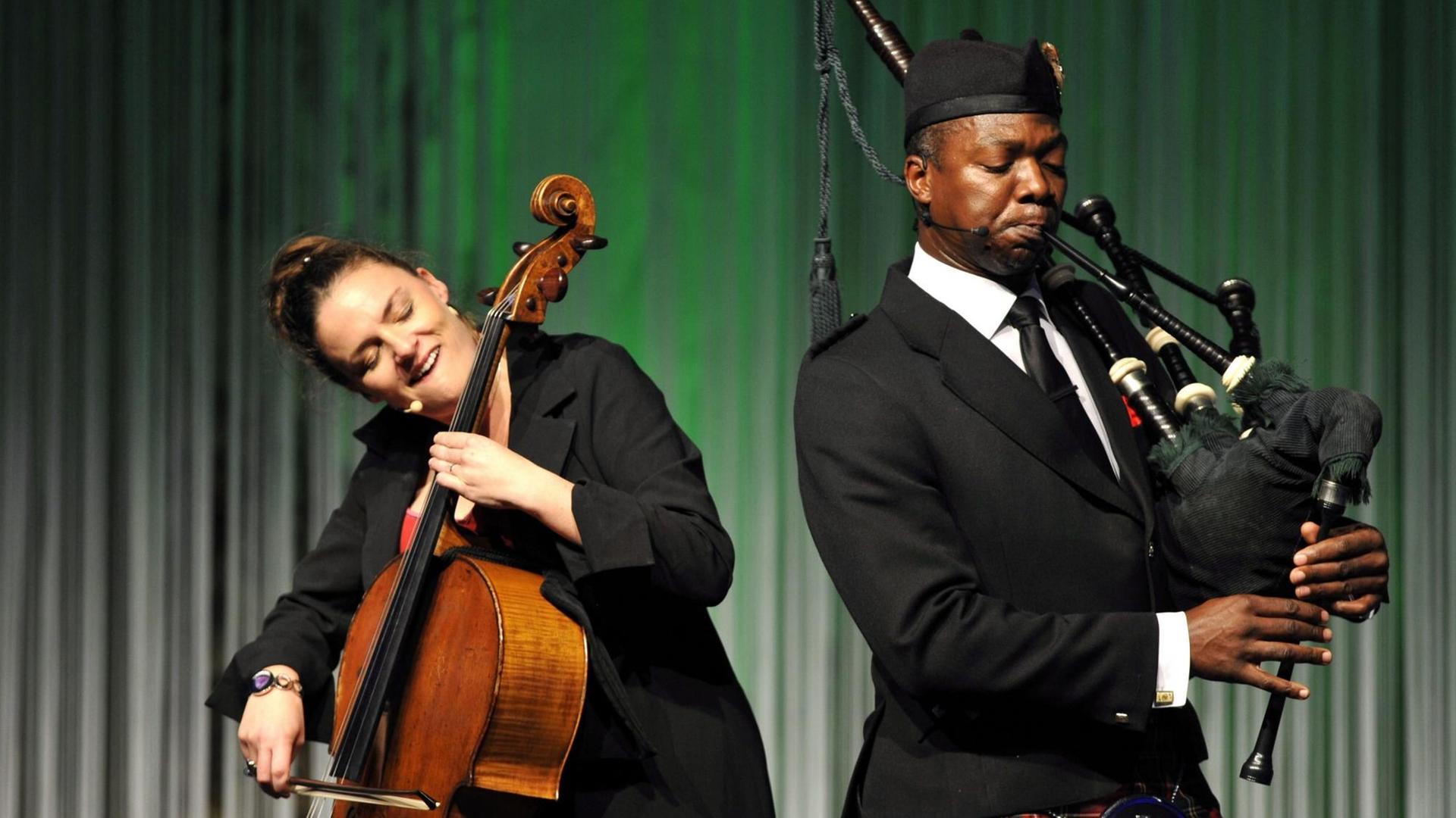 Rebecca Carrington spielt Cello und Colin Brown Dudelsack Rebecca Carrington spielt Cello und Colin Brown Dudelsack