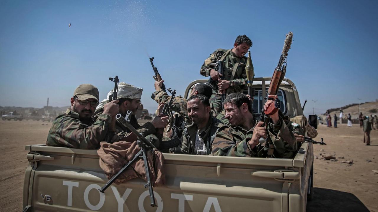Huthi-Rebellen schießen am 16.11.2017 in die Luft, während sie nach einer Rekrutierungsversammlung für neue Kämpfer in Sanaa (Jemen) an die Front fahren. Huthi-Rebellen schießen am 16.11.2017 in die Luft, während sie nach einer Rekrutierungsversammlung für neue Kämpfer in Sanaa (Jemen) an die Front fahren.