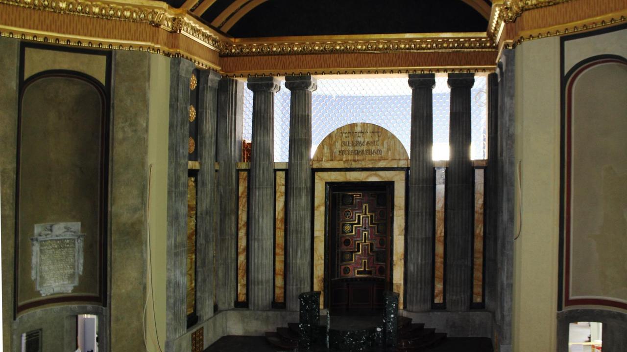 Der Innenraum der Synagoge mit seinen Säulenelementen. Der Innenraum der Synagoge mit seinen Säulenelementen.
