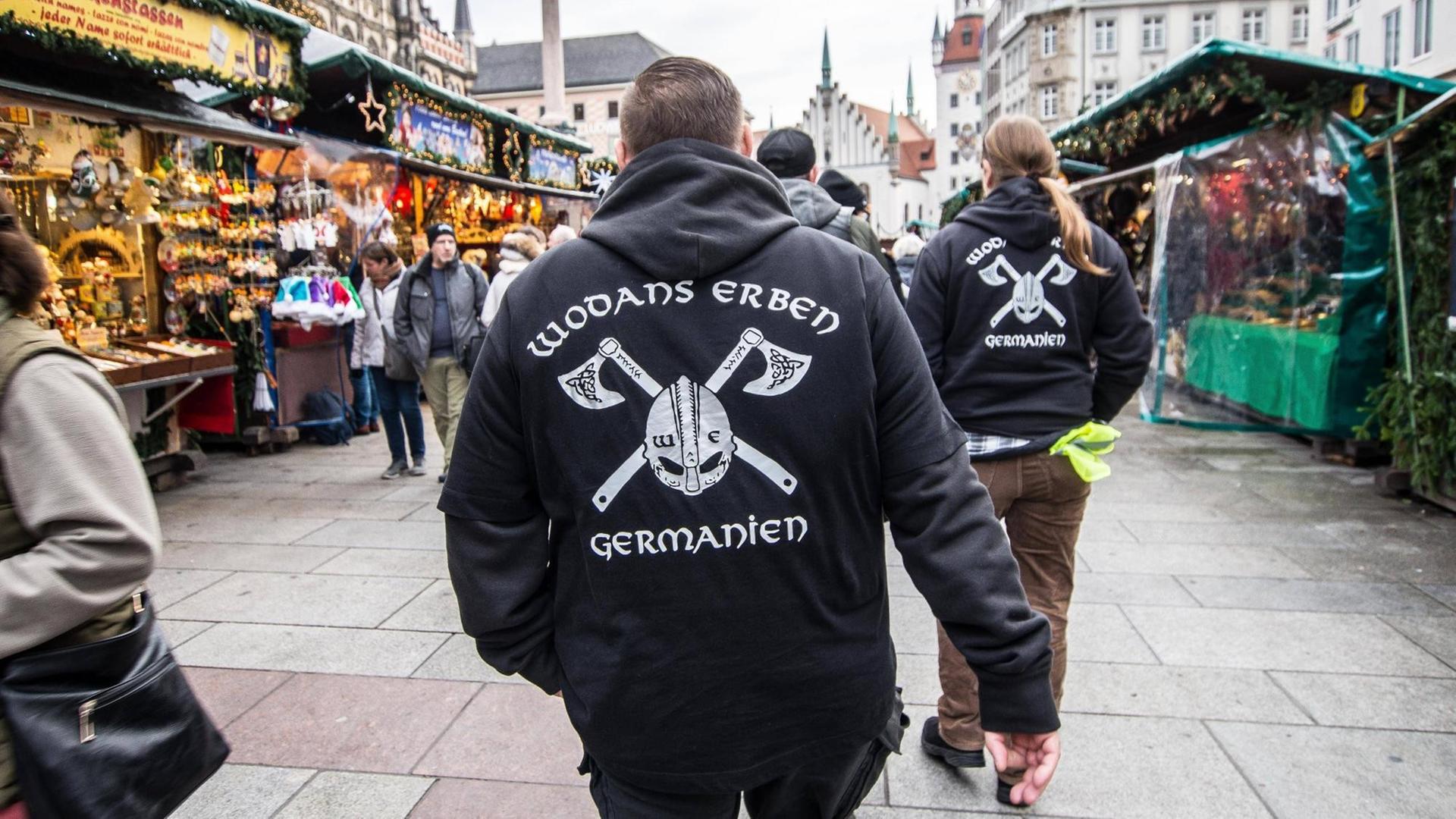 1. Dezember 2018: Mitglieder der Bürgerwehr "Wodans Erben" "patrouillieren" über den Weihnachtsmarkt in München 1. Dezember 2018: Mitglieder der Bürgerwehr "Wodans Erben" "patrouillieren" über den Weihnachtsmarkt in München