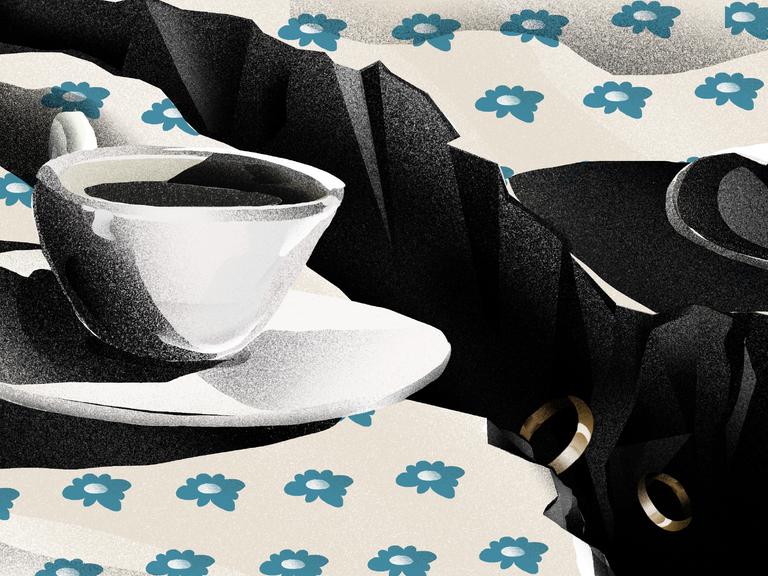 Die Illustration zeigt zwei Kaffeetassen auf einer Tischdecke. Zwischen den Tassen ist ein Graben aufgebrochen, zwei goldene Ringe fallen in den Bruch zwischen den Tassen.