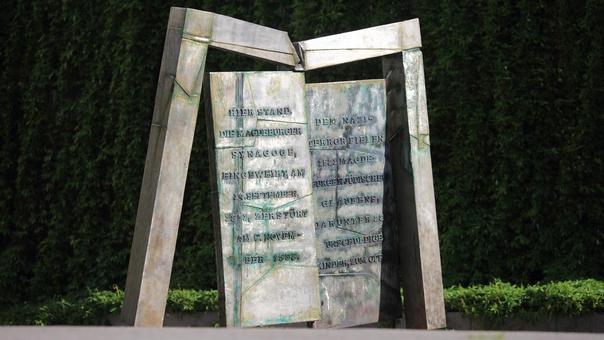 Denkmal für die Alte Synagoge in Magdeburg (Sachsen-Anhalt), aufgenommen am 07.05.2015. Für eine neue Synagoge hat die Synagogen-Gemeinde Magdeburg beim Land eine Unterstützung in Höhe von sechs Millionen Euro beantragt. Die Alte Synagoge war zunächst während der Novemberpogrome 1938 nur im Innern zerstört worden. Wegen der damaligen engen Bebauung der Altstadt wurde das Gebäude nicht in Brand gesetzt sondern im Frühjahr 1939 gesprengt. Foto: Jens Wolf/ZB | Verwendung weltweit Denkmal für die Alte Synagoge in Magdeburg (Sachsen-Anhalt), aufgenommen am 07.05.2015. Für eine neue Synagoge hat die Synagogen-Gemeinde Magdeburg beim Land eine Unterstützung in Höhe von sechs Millionen Euro beantragt. Die Alte Synagoge war zunächst während der Novemberpogrome 1938 nur im Innern zerstört worden. Wegen der damaligen engen Bebauung der Altstadt wurde das Gebäude nicht in Brand gesetzt sondern im Frühjahr 1939 gesprengt. Foto: Jens Wolf/ZB | Verwendung weltweit