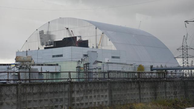 Die Schutzhülle für den Atommeiler ist eine 110 Meter hohe geschwungene Dachkonstruktion