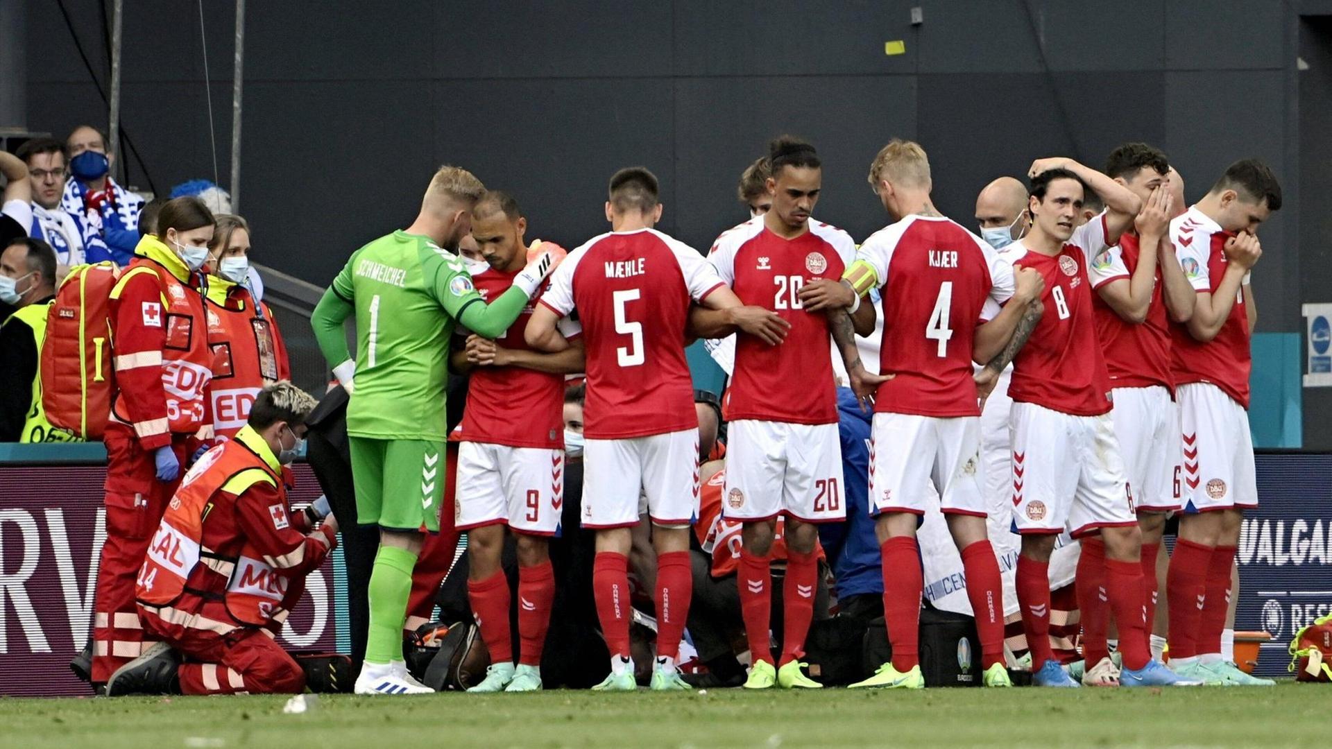 Spieler der dänischen Mannschaft stehen zusammen Spieler der dänischen Mannschaft stehen zusammen