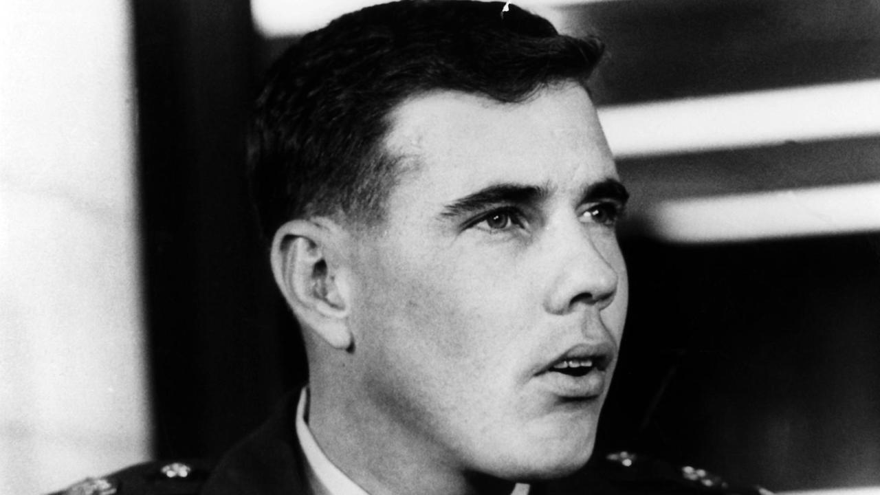 Der Hubschrauberpilot Hugh C. Thompson nach seiner Aussage im Pentagon zu dem Massaker von My Lai am 04.12.1969. An dem Massaker von My Lai beteiligte sich der Hubschrauberpilot Thompson nicht, sondern rettete Frauen und Kinder mit der Drohung, durch seinen Bordschützen auf seine Kameraden schießen zu lassen. Dreissig Jahre später wurde er für seine Tat ausgezeichnet. Am 16.03.1968 hatten Einheiten der 11. US-Brigade unbewaffnete Bauern, Frauen und Kinder in dem Dorf in Zentralvietnam niedergemetzelt. Insgesamt 504 Menschen wurden umgebracht. Berichte und Fotos über das Massaker von My Lai entsetzten die Welt und veränderten die öffentliche Meinung in den USA zum Krieg in Vietnam. +++(c) dpa - Report+++ | Der Hubschrauberpilot Hugh C. Thompson nach seiner Aussage im Pentagon zu dem Massaker von My Lai am 04.12.1969. An dem Massaker von My Lai beteiligte sich der Hubschrauberpilot Thompson nicht, sondern rettete Frauen und Kinder mit der Drohung, durch seinen Bordschützen auf seine Kameraden schießen zu lassen. Dreissig Jahre später wurde er für seine Tat ausgezeichnet. Am 16.03.1968 hatten Einheiten der 11. US-Brigade unbewaffnete Bauern, Frauen und Kinder in dem Dorf in Zentralvietnam niedergemetzelt. Insgesamt 504 Menschen wurden umgebracht. Berichte und Fotos über das Massaker von My Lai entsetzten die Welt und veränderten die öffentliche Meinung in den USA zum Krieg in Vietnam. +++(c) dpa - Report+++ |