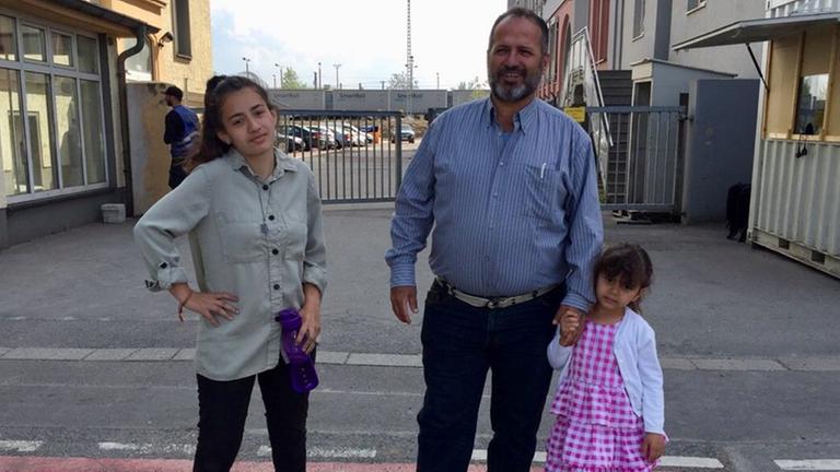 Die 14jährige Lena Orabi Shafiq Hamdan mit ihrem Vater und einer kleinen Schwester.
