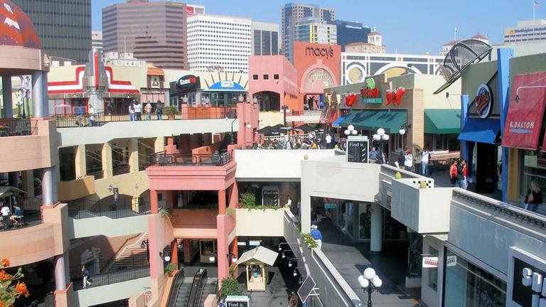 Die undatierte Aufnahme zeigt das Einkaufszentrum Horton Plaza in San Diego (USA). Vom 13.07.-16.10.2016 zeigt die Pinakothek der Moderne in München die Ausstellung "World of Malls. Architekturen des Konsums. Die undatierte Aufnahme zeigt das Einkaufszentrum Horton Plaza in San Diego (USA). Vom 13.07.-16.10.2016 zeigt die Pinakothek der Moderne in München die Ausstellung "World of Malls. Architekturen des Konsums.