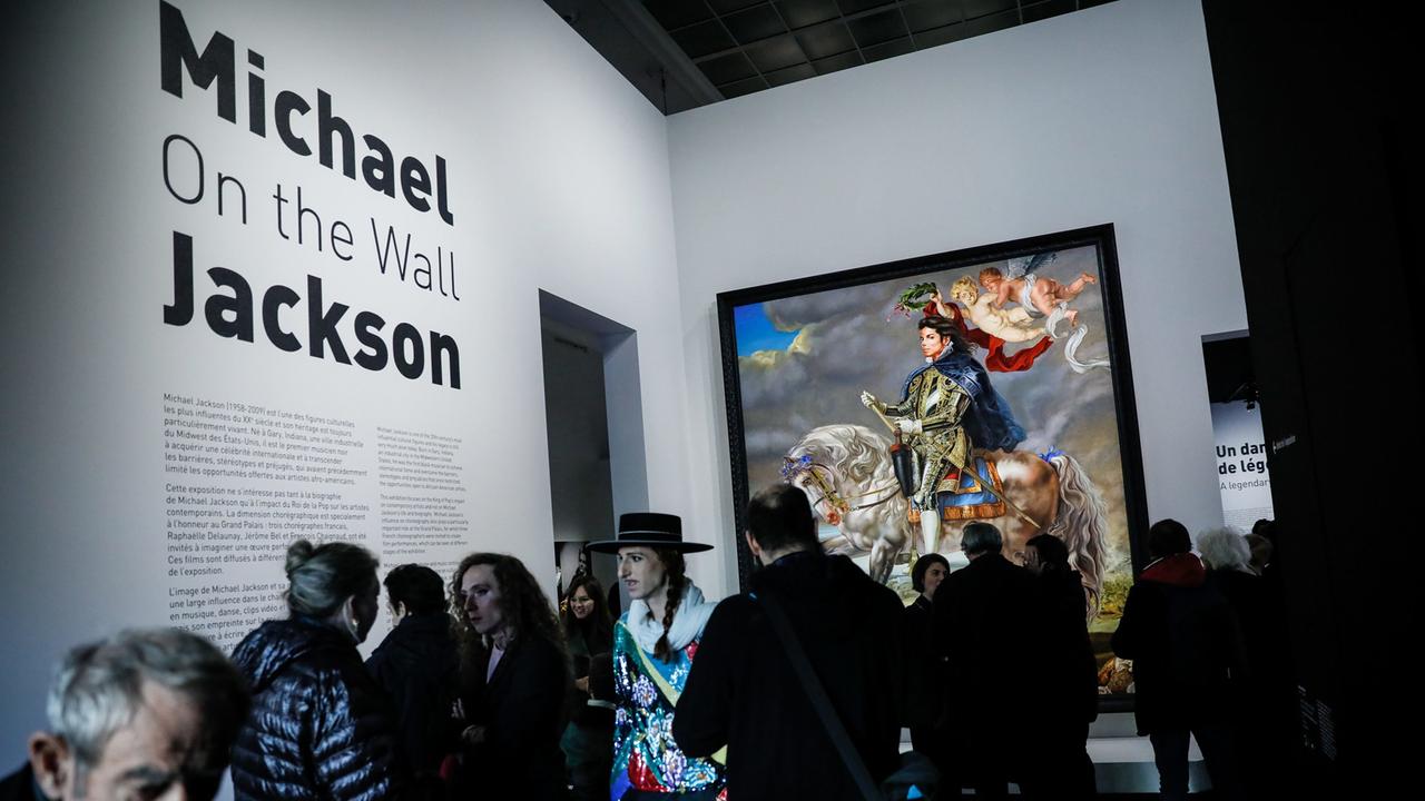 Blick in die Ausstellung "On the Wall" über Michael Jackson im Grand Palais Museum in Paris Blick in die Ausstellung "On the Wall" über Michael Jackson im Grand Palais Museum in Paris