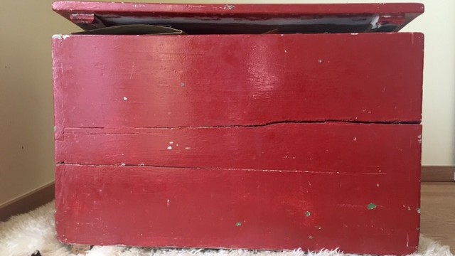 Eine rote Holzkiste, Deckel geschlossen Eine rote Holzkiste, Deckel geschlossen