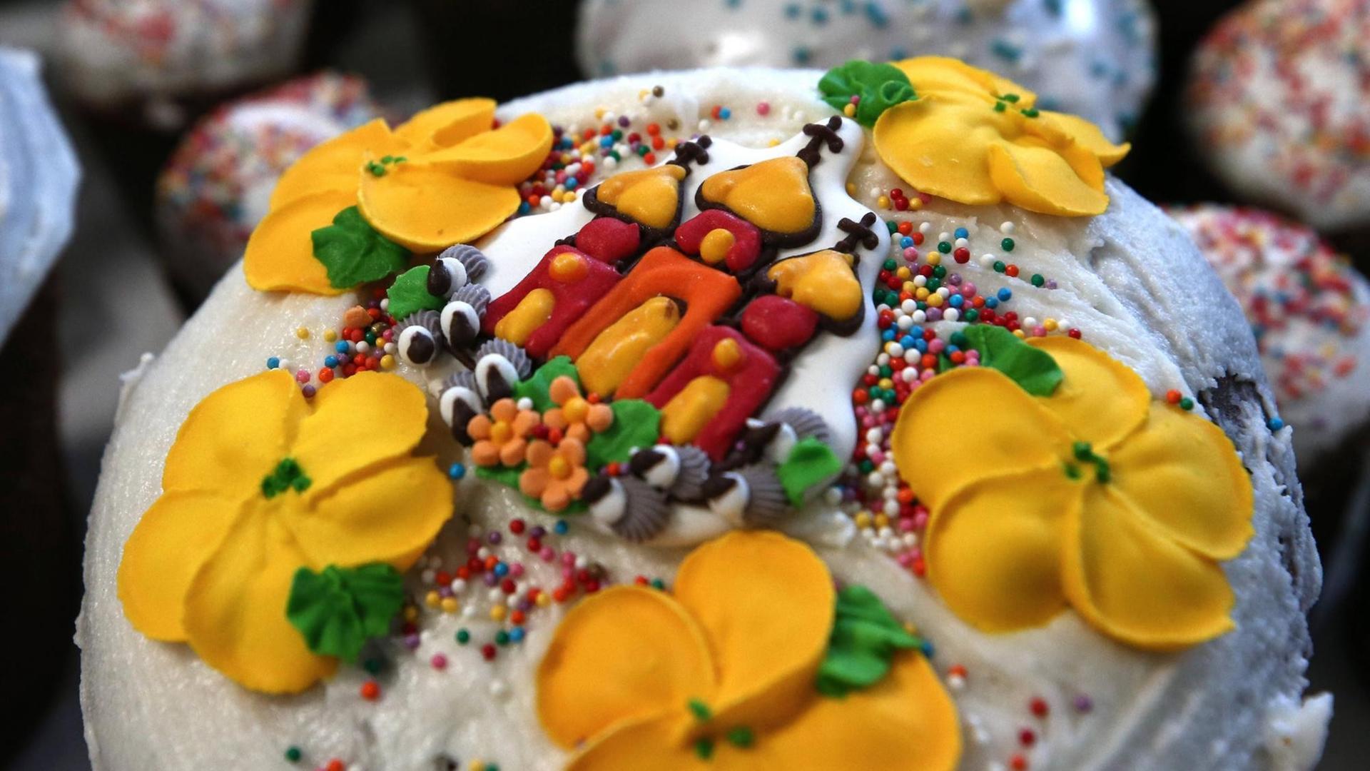 Ein bunter russischer Osterkuchen Ein bunter russischer Osterkuchen