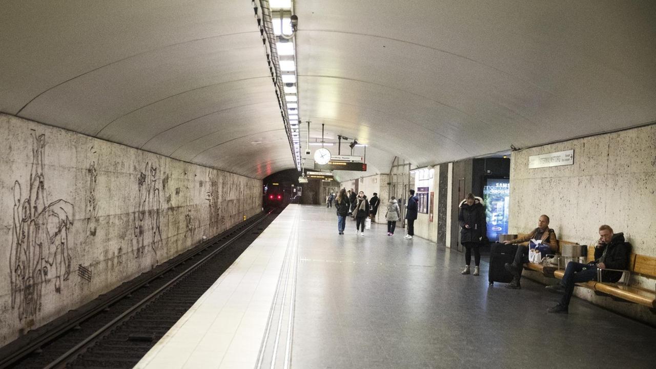 Eine fast leere U-Bahn Station in Stockholm in Schweden am 17. März 2020. Eine fast leere U-Bahn Station in Stockholm in Schweden am 17. März 2020.