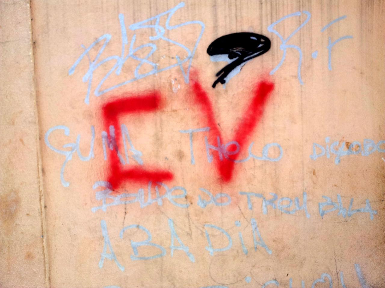 Graffiti mit der Aufschrift "CV" Comando Vermelho in Mangueira Graffiti mit der Aufschrift "CV" Comando Vermelho in Mangueira