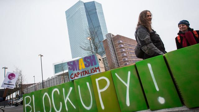 Aktivisten der kapitalismuskritischen Bewegung Blockupy stehen vor der Zentrale der Europäischen Zentralbank in Frankfurt/Main
